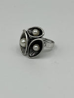 Silvertone 3 Sea Shells with Acrylic White Pearls Adjustable Ring