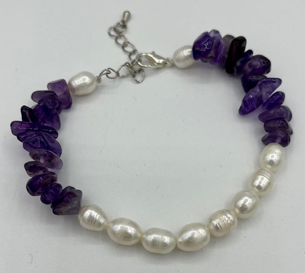 Natural Amethyst Gemstone Chips and White Rice Pearls Beaded Adjustable Bracelet
