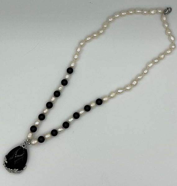 Natural Black Onyx Gemstone and Pearl Beaded Necklace with Teardrop Pendant