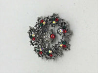 Resin Christmas Wreath Pin Brooch Gold or Silver